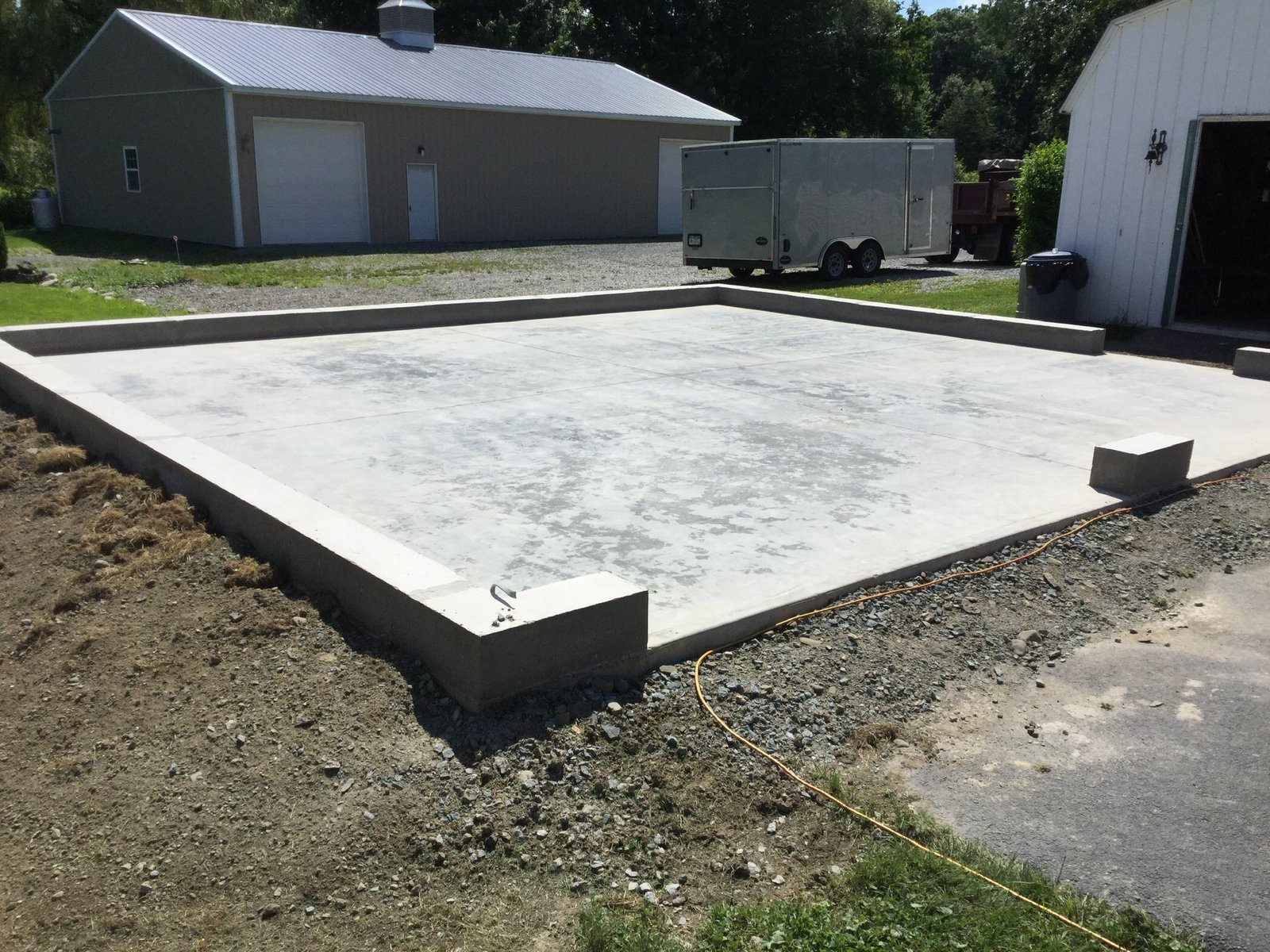 Monolithic concrete foundation